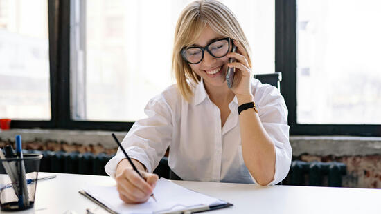 lachende Frau am Telefon